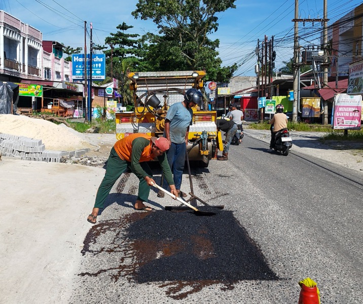 Dinas PUPR Pekanbaru memperbaiki jalan rusak di Jalan Sepakat. Foto: Istimewa.