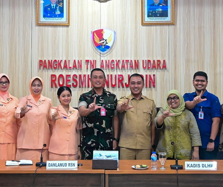 Kepala DLHK Pekanbaru Reza Aulia Putra bersama Danlanud Roesmin Nurjadin usai rapat pembahasan pengelolaan sampah bersama. Foto: Istimewa.