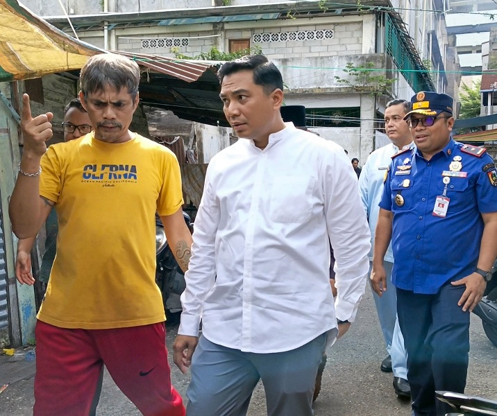 Plh Asisten II Bidang Perekonomian dan Pembangunan Setdako Pekanbaru Zulhelmi Arifin saat inspeksi instalasi rumah warga miskin. Foto: Istimewa.