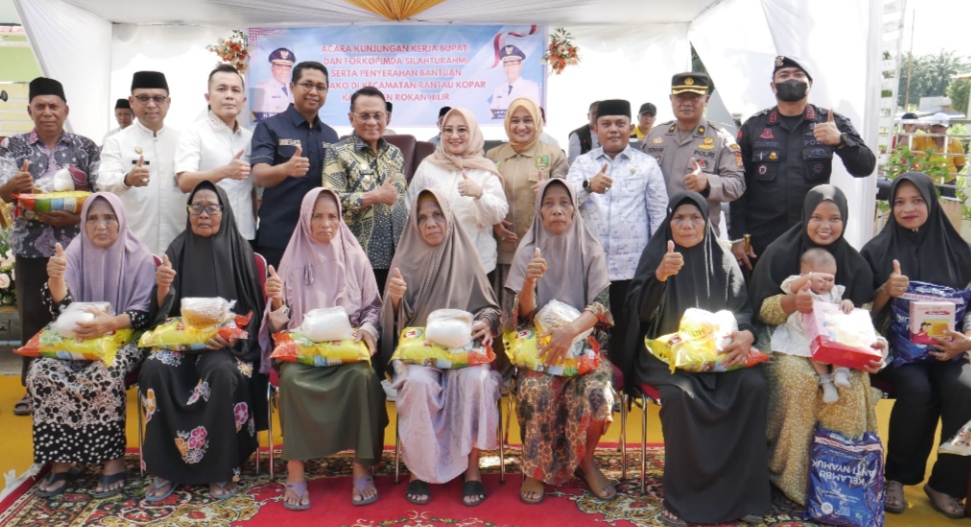 Penyerahan sembako untuk masyarakat Rantau Kopar