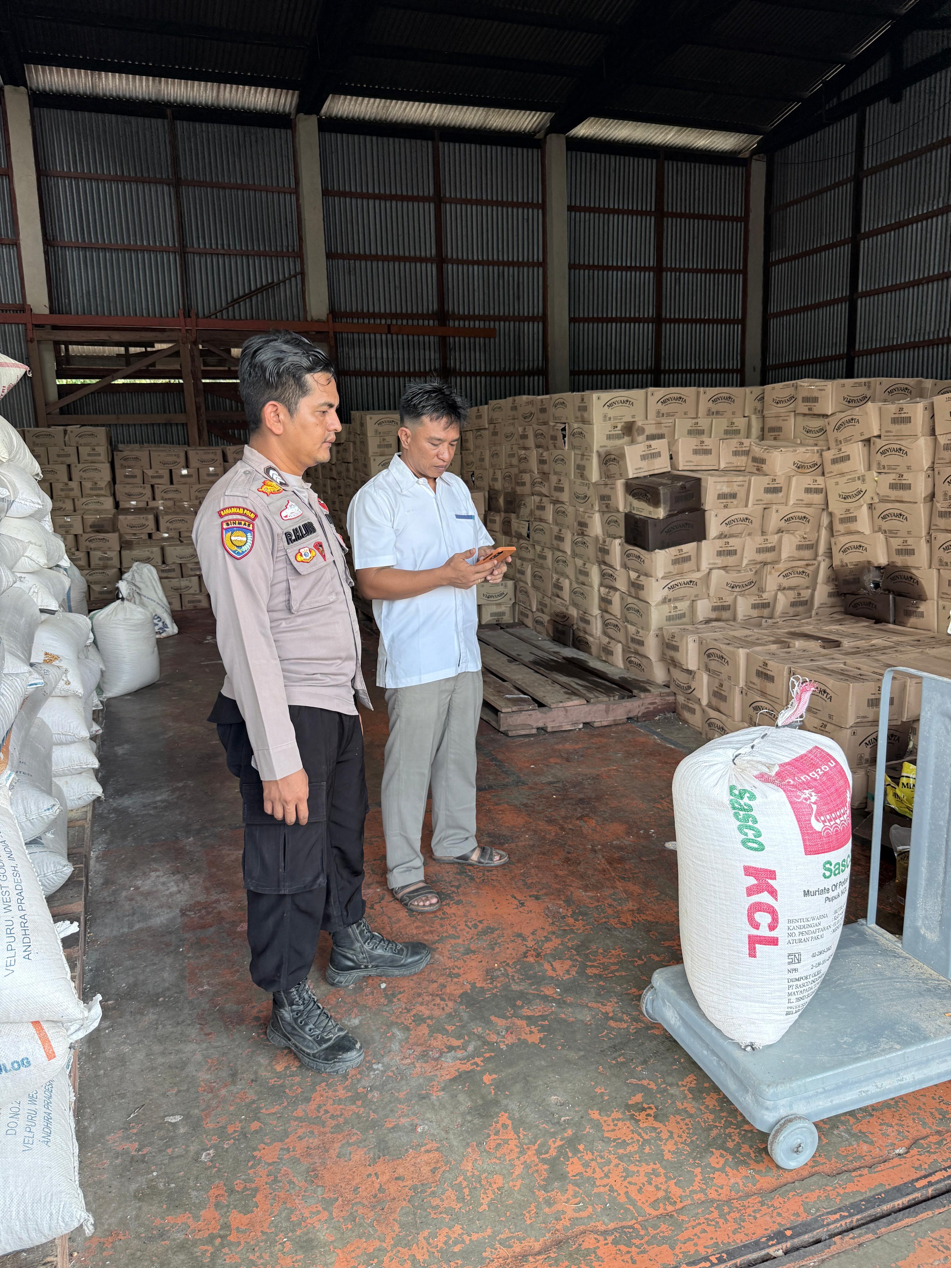 Polsek Kepenuhan bantu petani menjual hasil panen Jagung ke PT. BULOG.