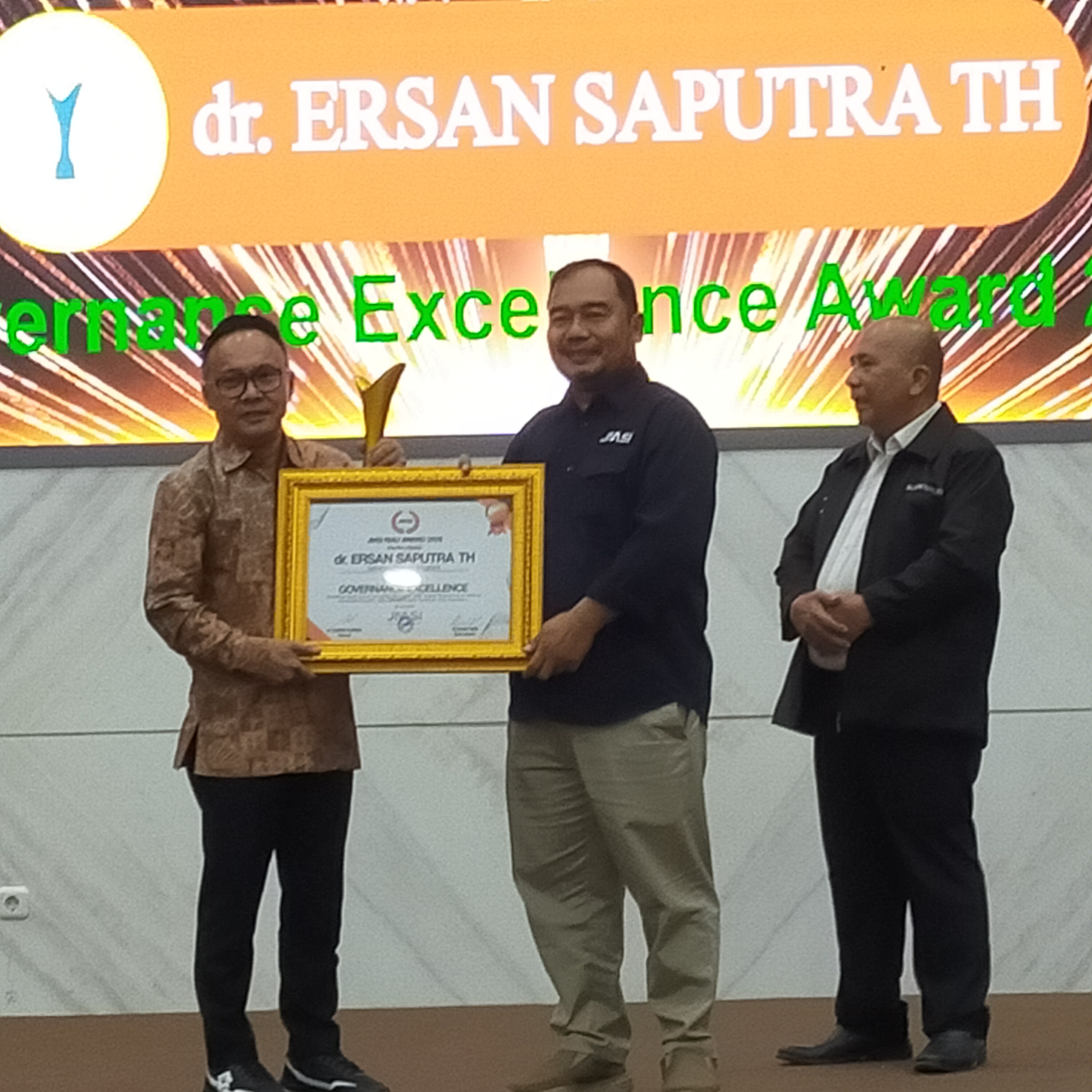 Sekda Bengkalis Terima Penghargaan Dari JMSI Riau Award 2026