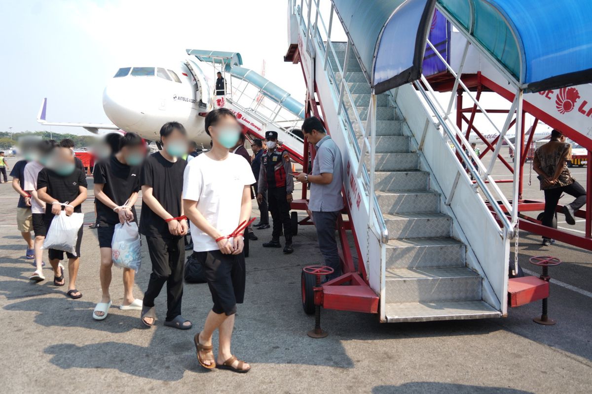 Direktorat Jenderal (Ditjen) Imigrasi mendeportasi 92 Warga Negara Asing (WNA) asal Tiongkok yang merupakan sindikat pelaku penipuan investasi di Batam (Dokumentasi Ditjen Imigrasi )