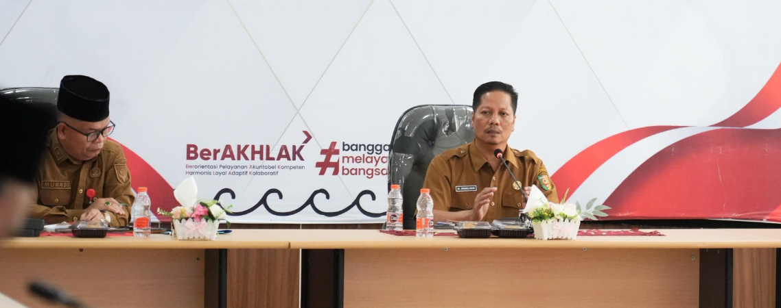 Pelaksana Tugas (Plt) Bupati Kuantan Singingi, H. Muklisin pimpin rapat bersama Kadis dan Camat