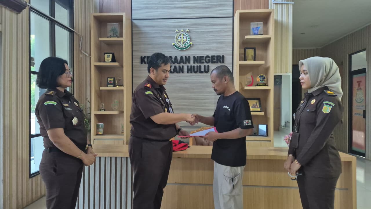Surat Ketetapan Penghentian Penuntutan (SKP2) oleh Kajari Rohil, Fredy pada tersangka