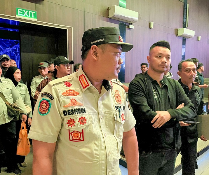 Kepala Satpol PP Pekanbaru Desheriyanto saat mengikuti sidak tempat hiburan malam. Foto: Istimewa.