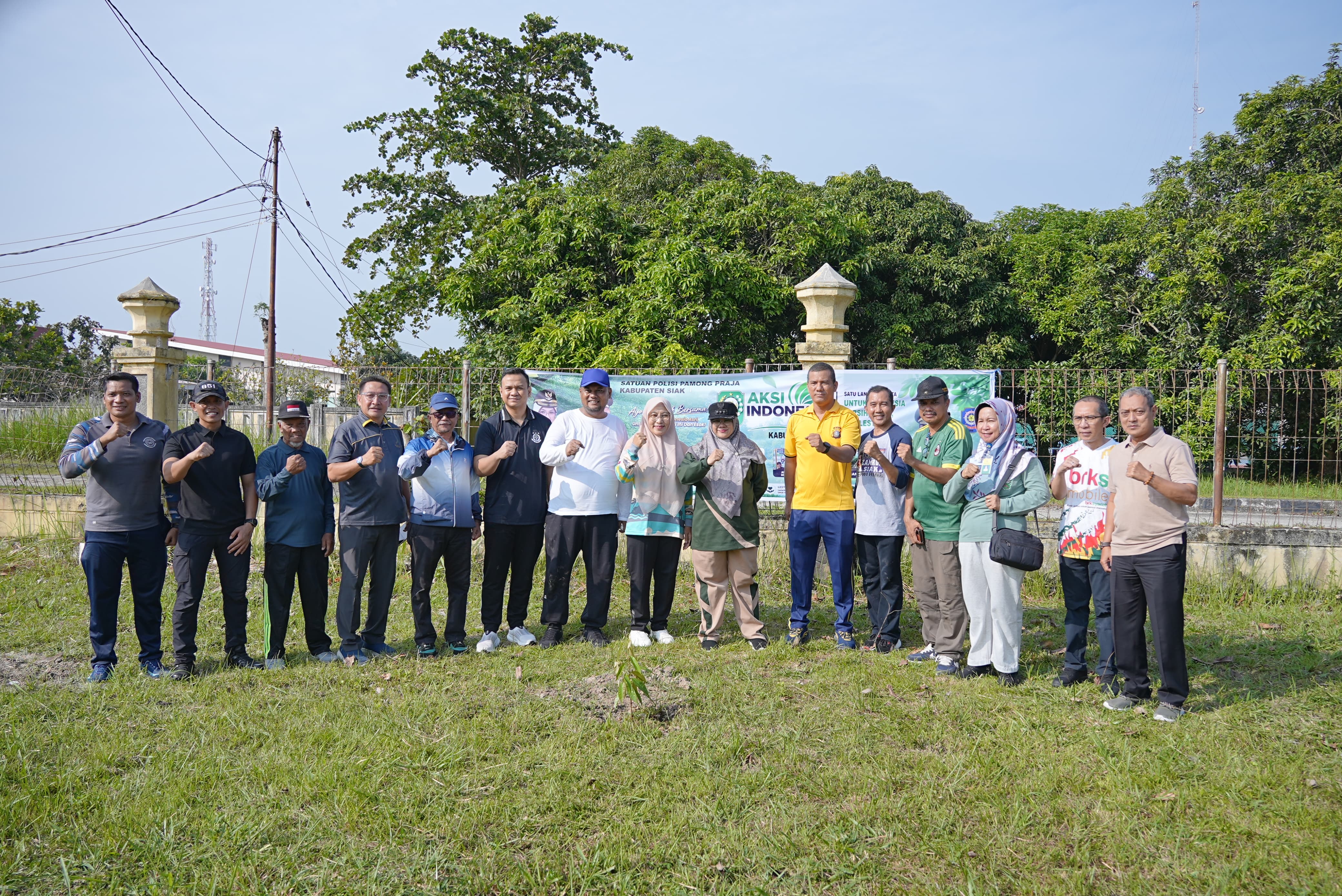 Gerakan Indonesia ASRI Nasional di kawasan Gedung Lembaga Adat Melayu Riau (LAMR) Kabupaten Siak