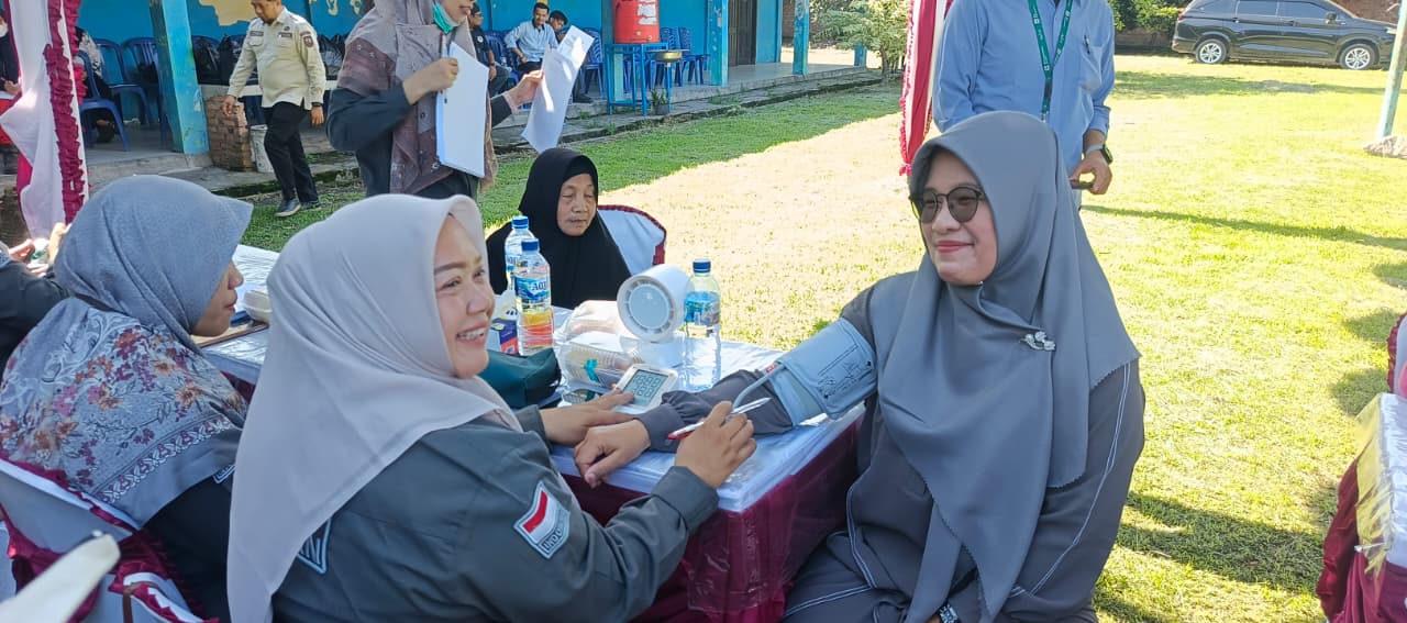 Apical melalui PT Sari Dumai Sejati (PT SDS) menggelar kegiatan pemeriksaan kesehatan dan pengobatan gratis bagi masyarakat di sekitar wilayah operasional perusahaan. (Istimewa)