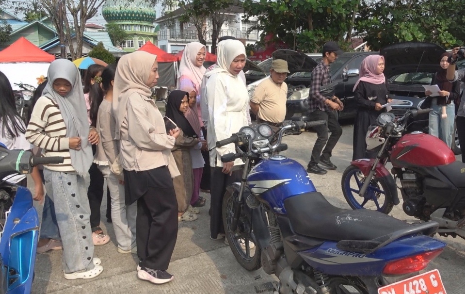 Wabup Inhil Yuliantini tinjau kendaran Pemkab yang dilelang