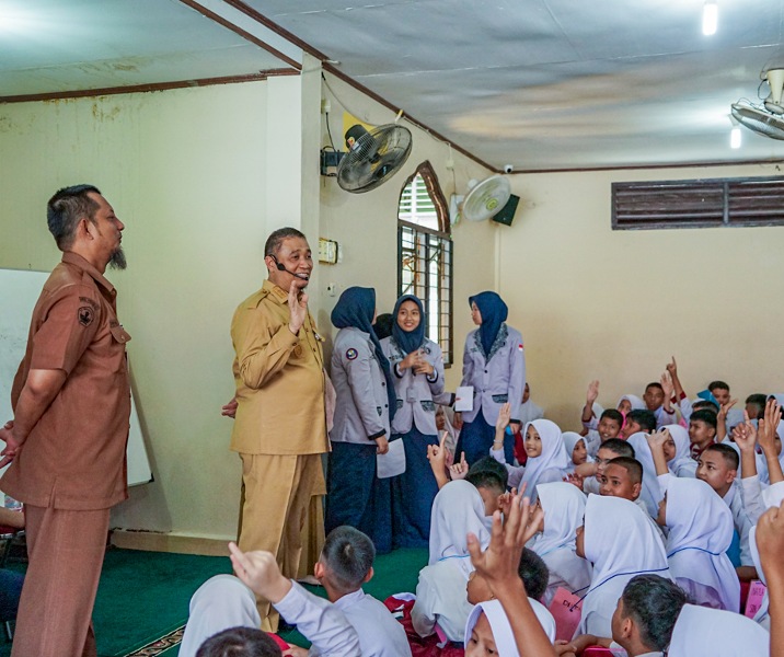Wawako Pekanbaru Markarius Anwar didampingi Plt Kepala Disdik Syafrian Tommy saat memberikan nasihat kepada para peserta didik baru di SMP Negeri 1. Foto: Istimewa.