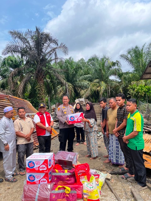 Kapolsek Kepenuhan dan Camat Salurkan Bantuan untuk Korban Kebakaran Rumah di Desa Ulak Patian