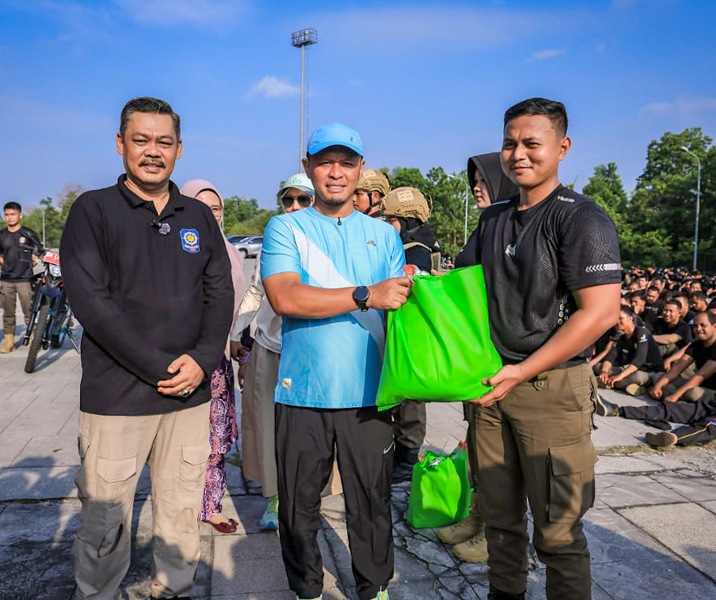 Wali Kota Pekanbaru Agung Nugroho menyerahkan bantuan paket sembako kepada petugas Satpol PP. Foto: Surya/Riau1.