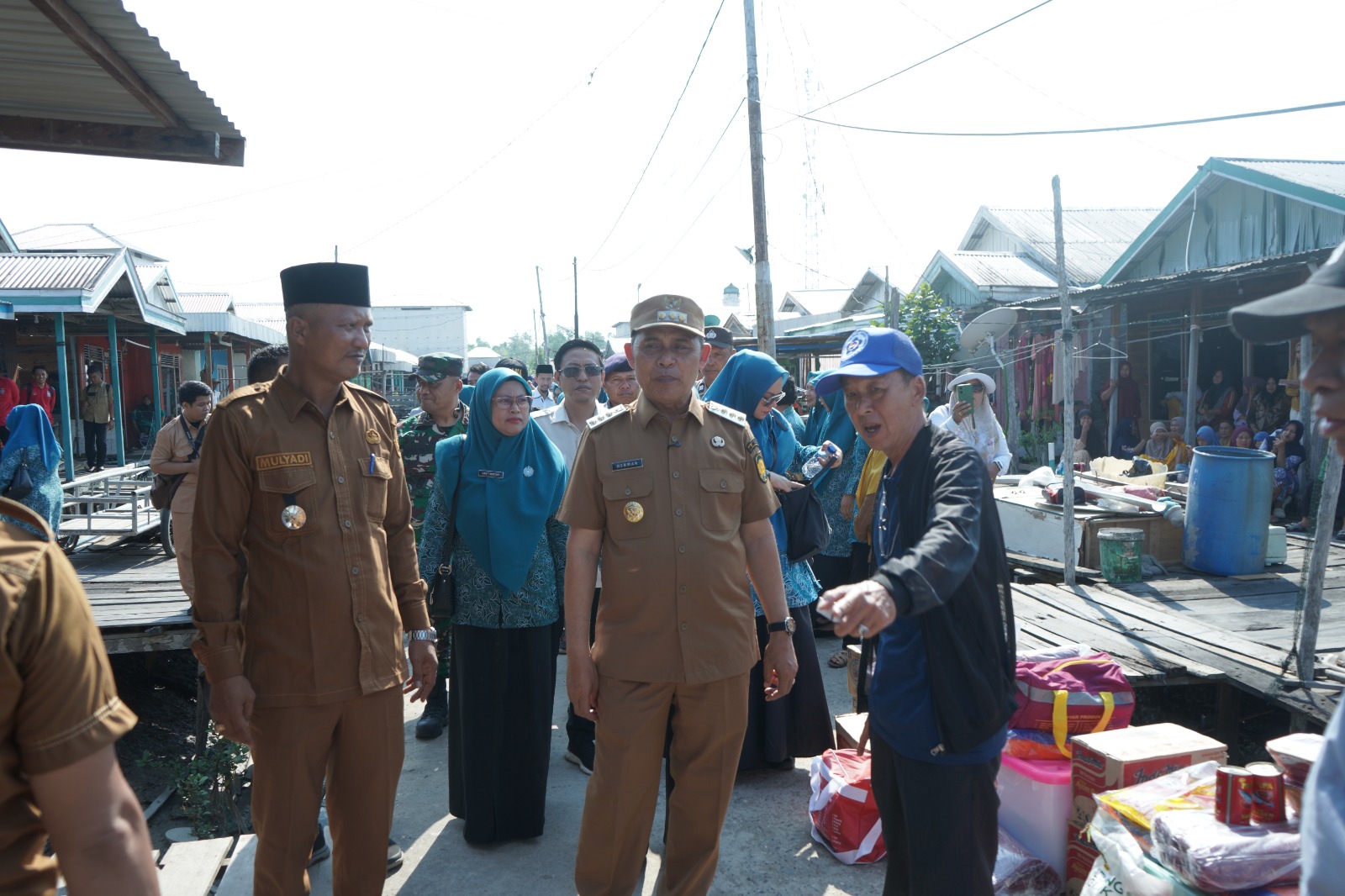 Bupati Indragiri Hilir (Inhil) H. Herman lokasi terdampak abrasi di Tanah Merah