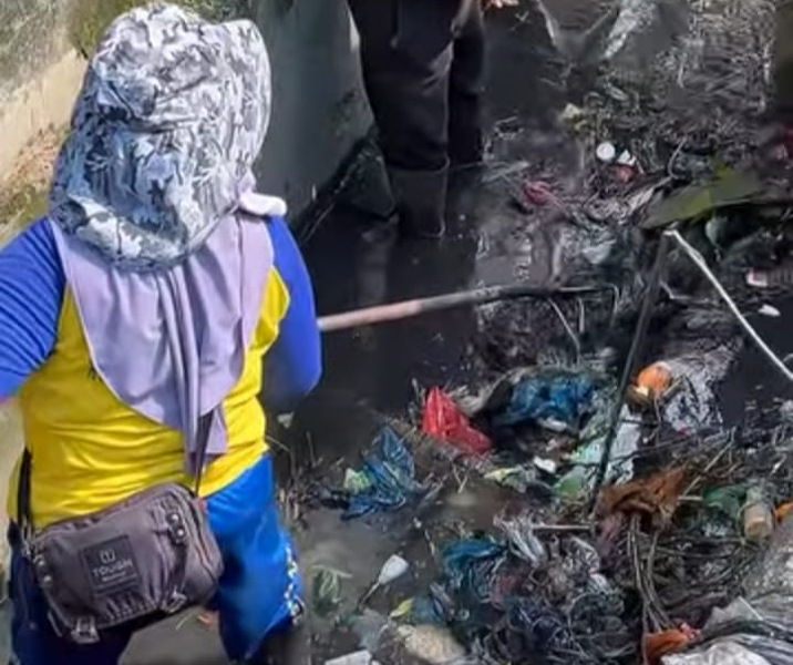 Petugas OP Dinas PUPR Pekanbaru membersihkan drainase dari tumpukan sampah. Foto: Istimewa.