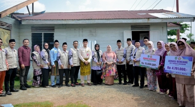 Pemerintah Hadir Di Tengah Masyarakat Dengan Serahkan Bantuan Puting Beliung