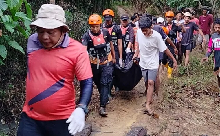 Evakuasi Korban Banjir di Pasaman Barat