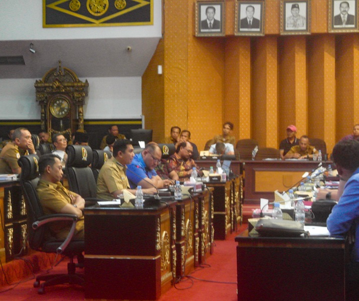 Sekdako Pekanbaru Zulhelmi Arifin bersama kepala OPD terkait saat rapat dengar pendapat bersama DPRD dan pedagang STC, Senin (10/8/2026). Foto: Surya/Riau1.