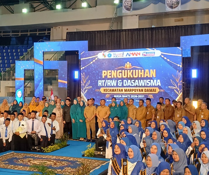 Para ketua RT, ketia RW, dan ibu-ibu Dasawisma Kecamatan Marpoyan Damai usai dikukuhkan Wali Kota Pekanbaru Agung Nugroho di Gelanggang Remaja, Senin (10/8/2026). Foto: Istimewa.