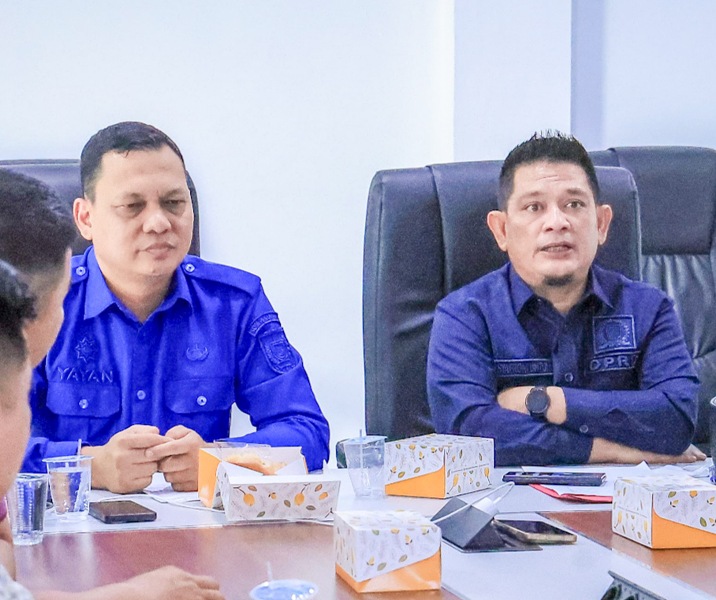 Kepala Diskominfotiksan Pekanbaru Ardiansyah Eka Putra (kiri) bersama Hendra, anggota DPRD Kabupaten Bengkalis. Foto: Istimewa.