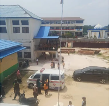 Pertolongan medis siswa keracunan MBG