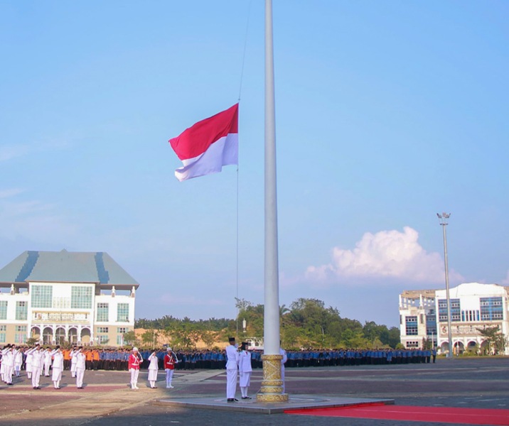 Upacara penurunan bendera Merah Putih dalam rangka HUT ke-81 Kemerdekaan RI di lapangan Gedung Utama Kompleks Perkantoran Tenayan Raya, Senin (17/8/2026). Foto: Istimewa.