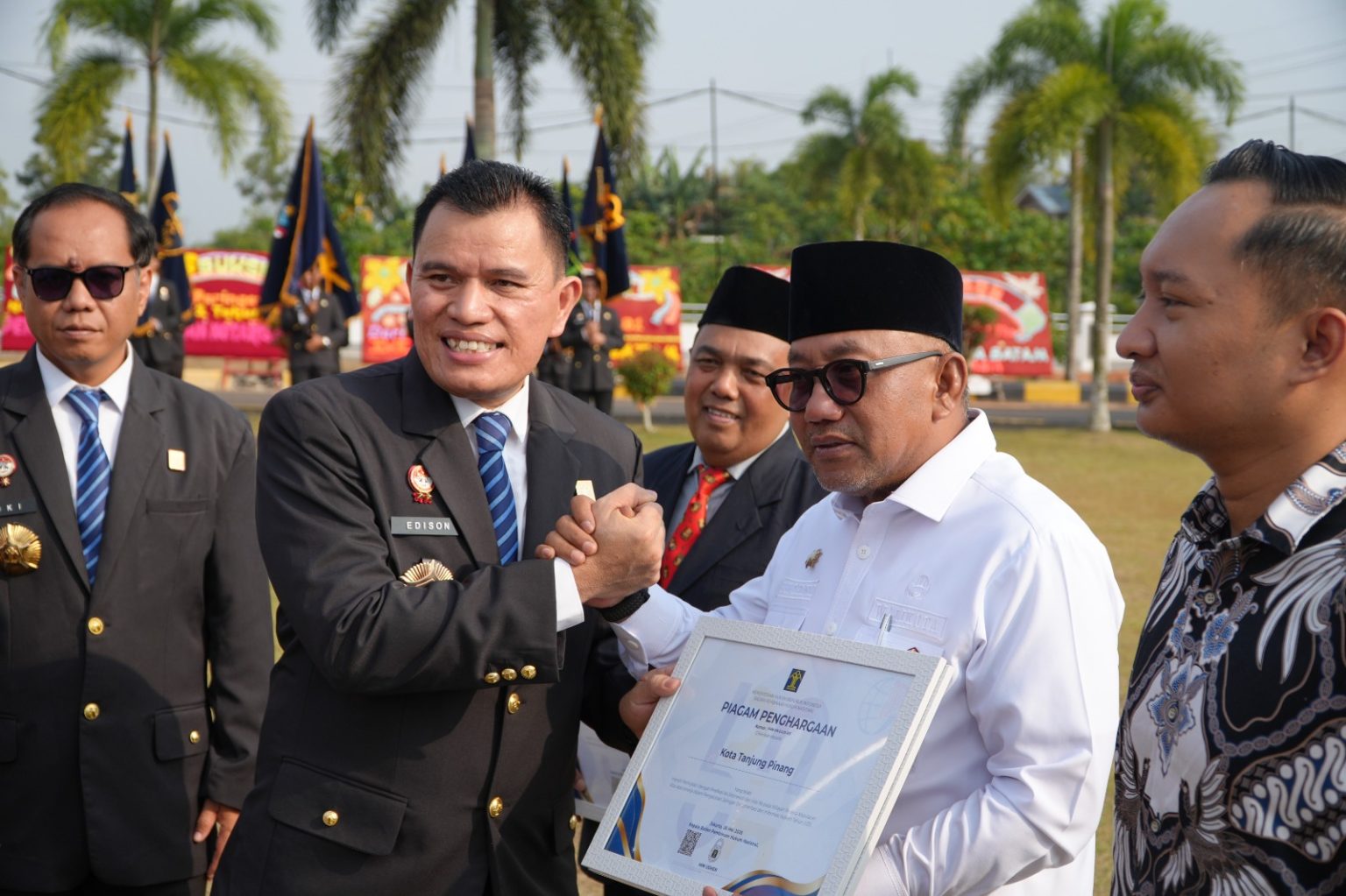 Penyerahan penghargaan