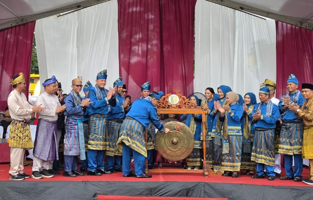 Danlanal Dumai Kolonel Laut (P) Agung N Kusumaji Apresiasi Budaya Melayu Festival Pacu Jalur