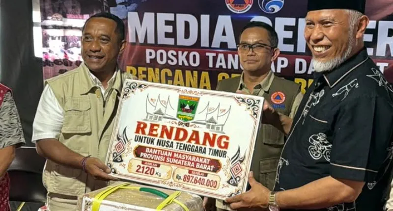 Penyerahan bantuan rendang dari masyarakat Sumbar untuk korban bencana NTT