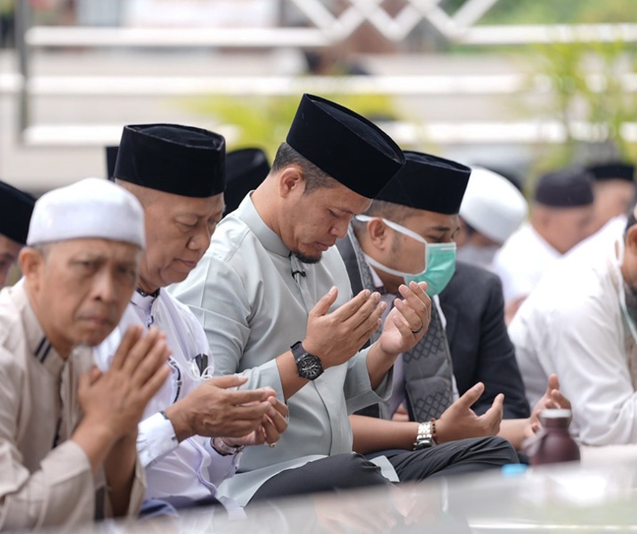 Wali Kota Pekanbaru Agung Nugroho berdoa bersama warga usai Salat Istisqa. Foto: Istimewa.