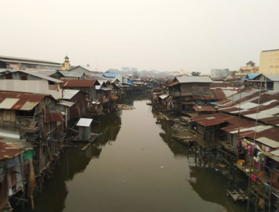 Pemukiman tidak layak di bantaran sungai