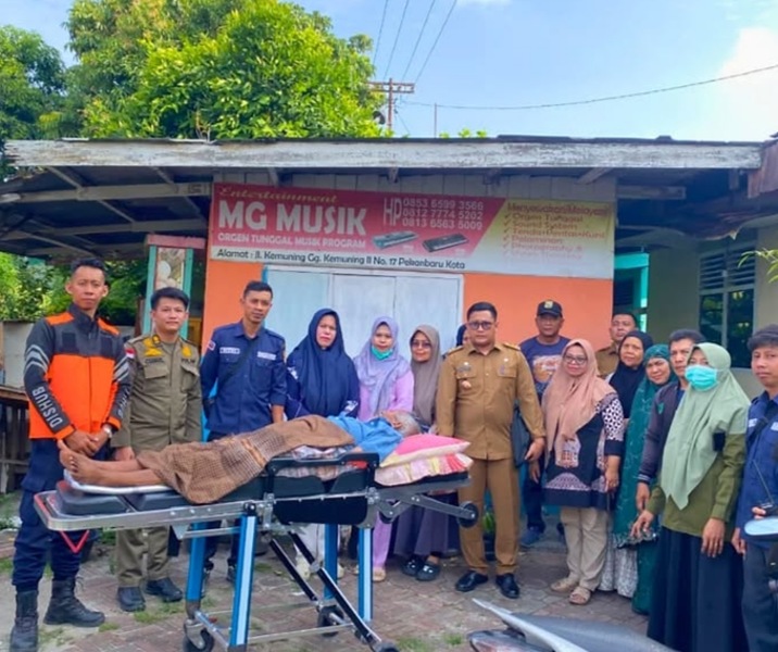 Tim dari TRC 112 Pekanbaru mengevakuasi seorang lansia ke RSUD Arifin Achmad. Foto: Istimewa.