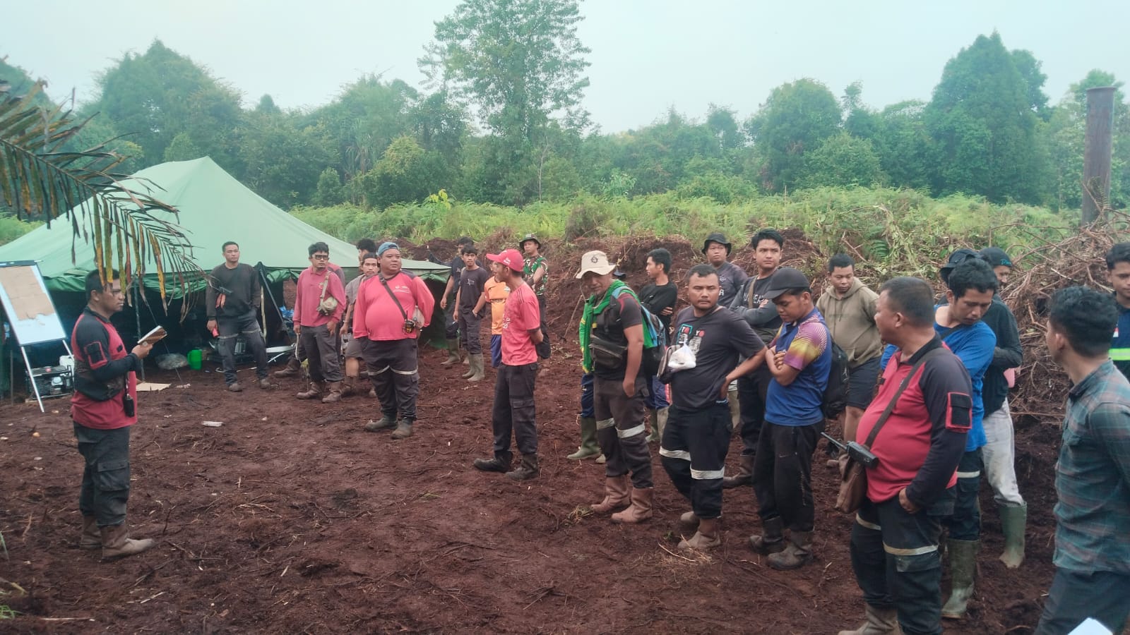 Perizinan Berusaha Pemanfaatan Hutan (PBPH) Hutan Tanaman Industri (HTI) di Riau yang ikut membantu pemadaman kebakaran hutan dan lahan (karhutla) di Desa Mungkapan, Kecamatan Sungai Apit, Kabupaten Siak. (Istimewa)