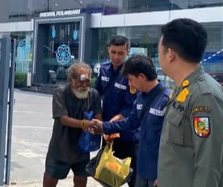 Pria paruh baya diselamatkan TRC 112 Pekanbaru dan dibawa ke RSUD Arifin Achmad. Foto: Istimewa.