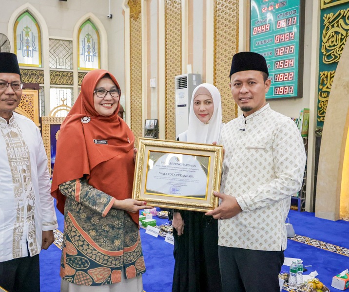 Wali Kota Pekanbaru Agung Nugroho menerima penghargaan dari Kemenhaj. Foto: Istimewa.. Foto: Surya/Riau1.