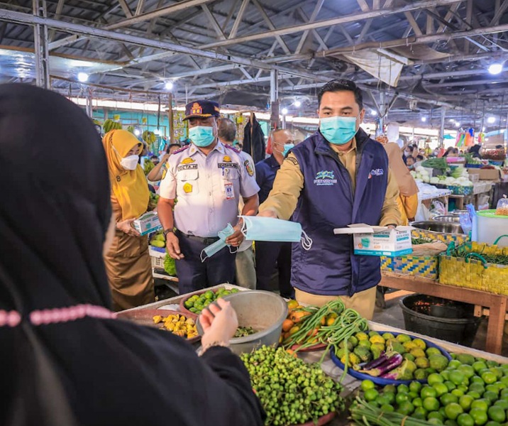 Sekdako Pekanbaru Zulhelmi Arifin saat membagikan masker ke para pedagang Pasar Cik Puan. Foto: Istimewa.