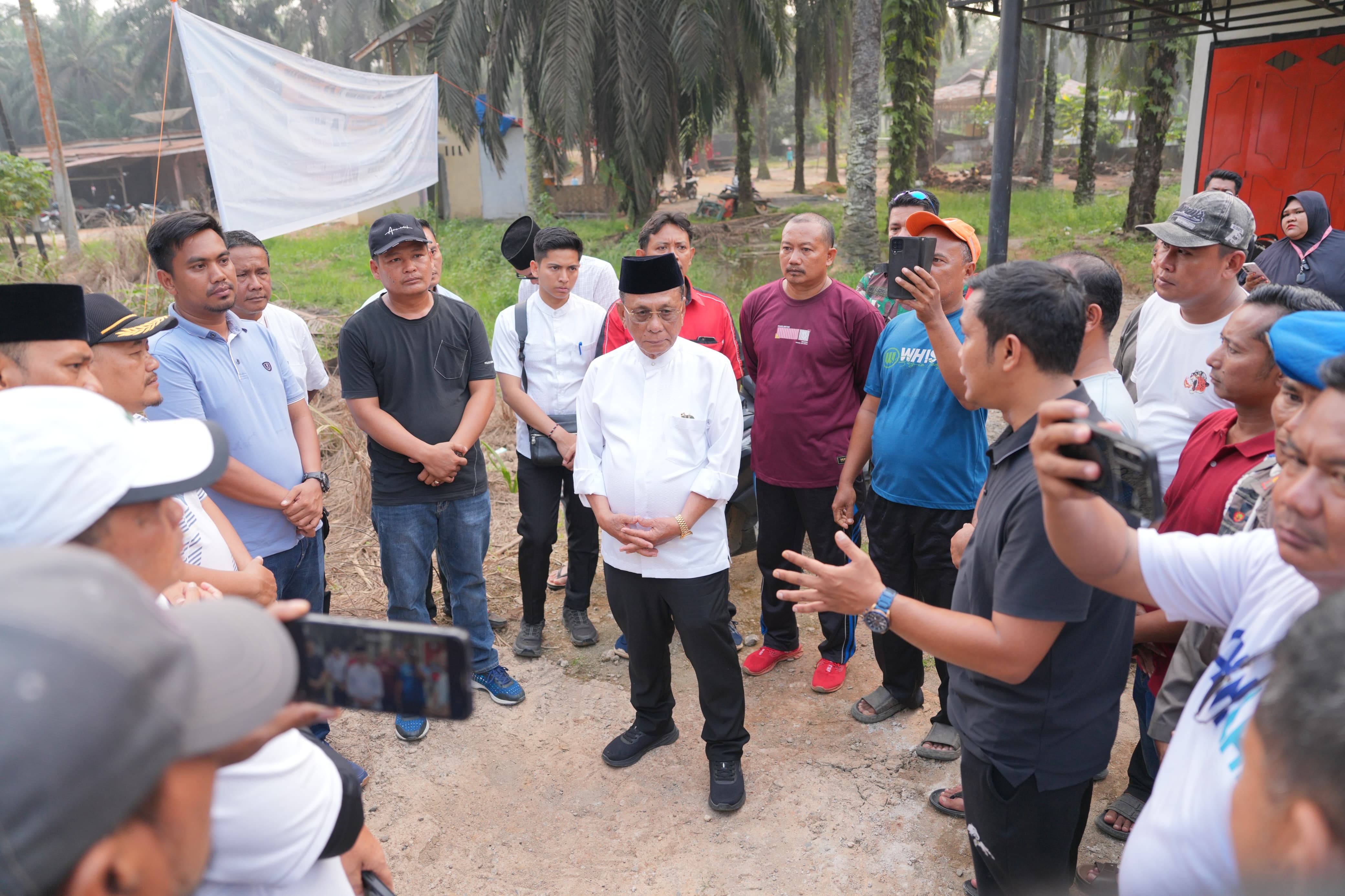 Warga Murni Makmur Rohil disambangi Bupati Bistamam