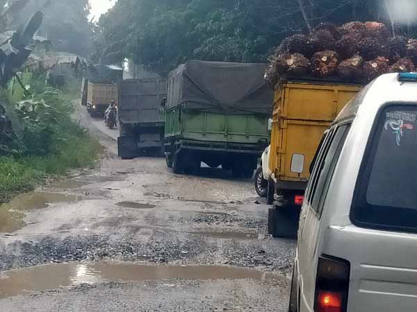 Jalan di Riau rusak parah