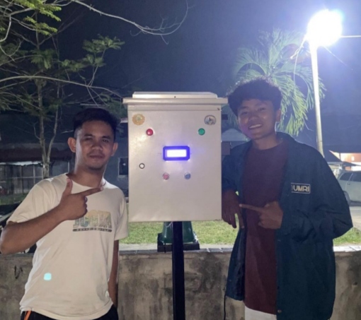 Alat pakan ikan otomatis berbasis timer karya mahasiswa KKN UMRI bersama pemuda Kelurahan Lembah Damai dan Malaka Creative Tech