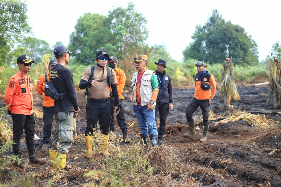  Bupati Kepulauan Meranti, H. Asmar tinjau penanganan karhutla