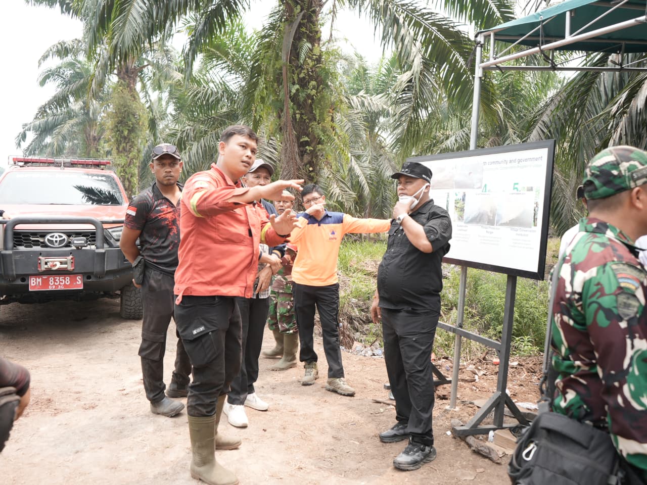Pelaksana Harian Bupati Siak Syamsurizal turun ke lokasi kebakaran di Kampung Suka Mulya