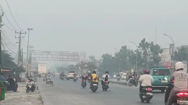 Kabut asap yang mengganggu aktifitas warga