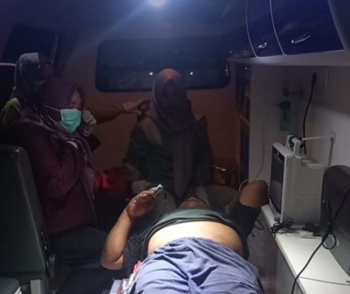 Pria ini dievakuasi ke RSUD Arifin Achmad setelah dilaporkan mengalami sesai nafas dan nyeri dada. Foto: Istimewa.