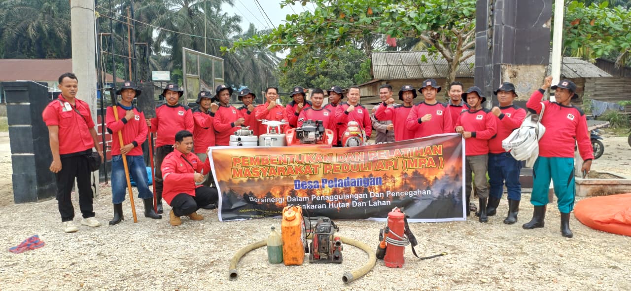 Peserta pelatihan, anggota MPA, aparatur desa dan tim fire figher PT RLZ , berpoto bersama diakhir acara (11/9)