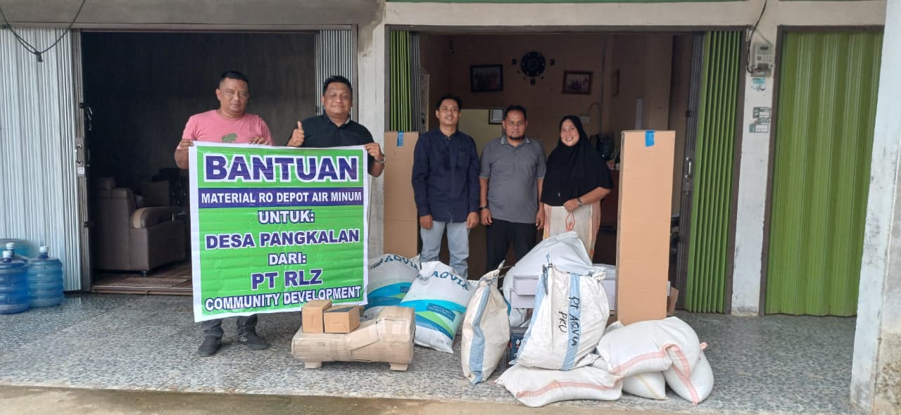 Adri, Humas PT Rimba Lazuardi menyerahkan peralatan Depot Air kepada Burdanil, pemilik Razqua, di Pasar Pangkalan (10/9)