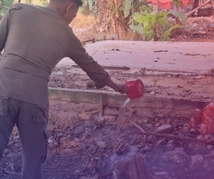 Petugas Satpol PP Pekanbaru menyiram sampah yang dibakar warga di Jalan Umban Sari. Foto: Istimewa.