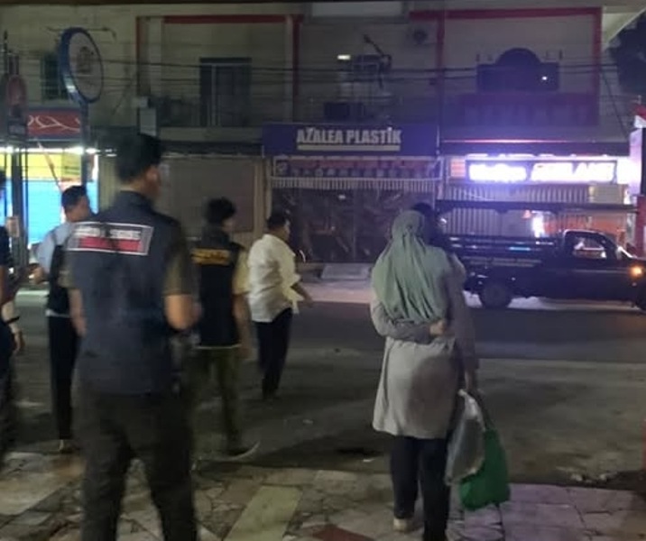 Petugas Dinsos dan Satpol PP membawa orang terlantar ke shelter. Foto: Istimewa.