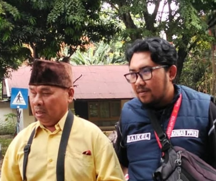Petugas Dinsos Pekanbaru mengamankan seorang pengemis di persimpangan lampu merah. Foto: Istimewa.