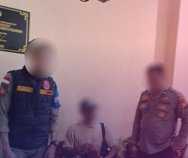 Seorang pria diangkut Satpol PP Pekanbaru ke Mapolsek Payung Sekaki karena memukul petugas Dishub yang sedang memperbaiki lampu jalan. Foto: Istimewa.