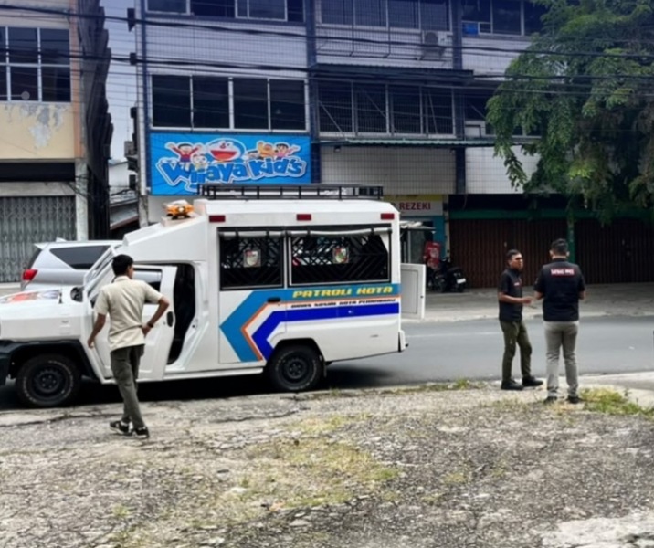 Petugas Dinsos dan Satpol PP Pekanbaru saat mencari keberadaan ODGJ yang meresahkan warga Jalan M Yamin, Senapelan. Foto: Istimewa.