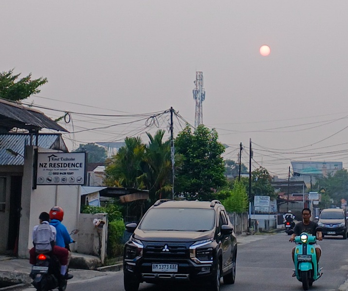 Pelajar tetap ke sekolah di tengah ancaman kabut asap di Pekanbaru. Foto: Surya/Riau1.